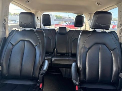 Used 2023 Chrysler Pacifica Touring-L FWD image 6