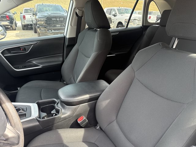 Used 2021 Toyota RAV4 LE FWD image 5