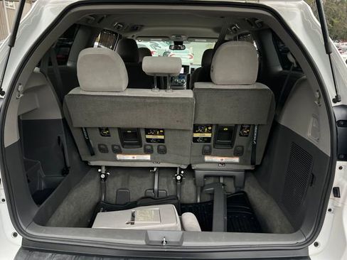 Used 2018 Toyota Sienna LE image 25