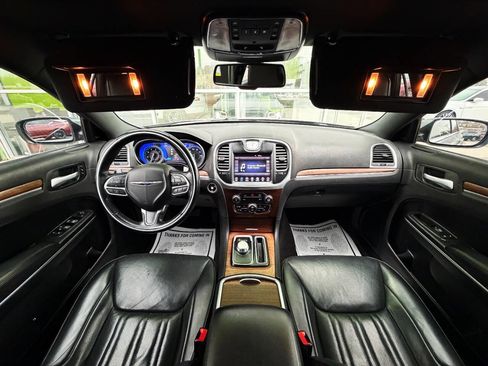 Used 2017 Chrysler 300 C Platinum image 21