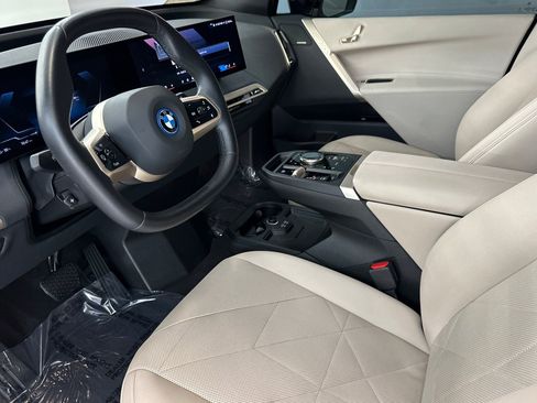 Used 2024 BMW iX xDrive50 w/ Sport Package AWD/4WD image 4