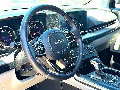 Used 2024 Kia Carnival LX FWD image 5