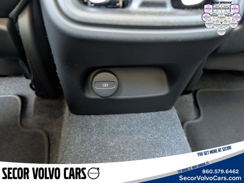 Used 2024 Volvo XC40 B5 Core image 12