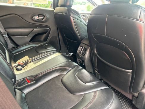 Used 2019 Jeep Cherokee Trailhawk AWD/4WD image 27
