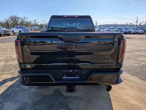 Used 2025 GMC Sierra 2500 AT4 image 5