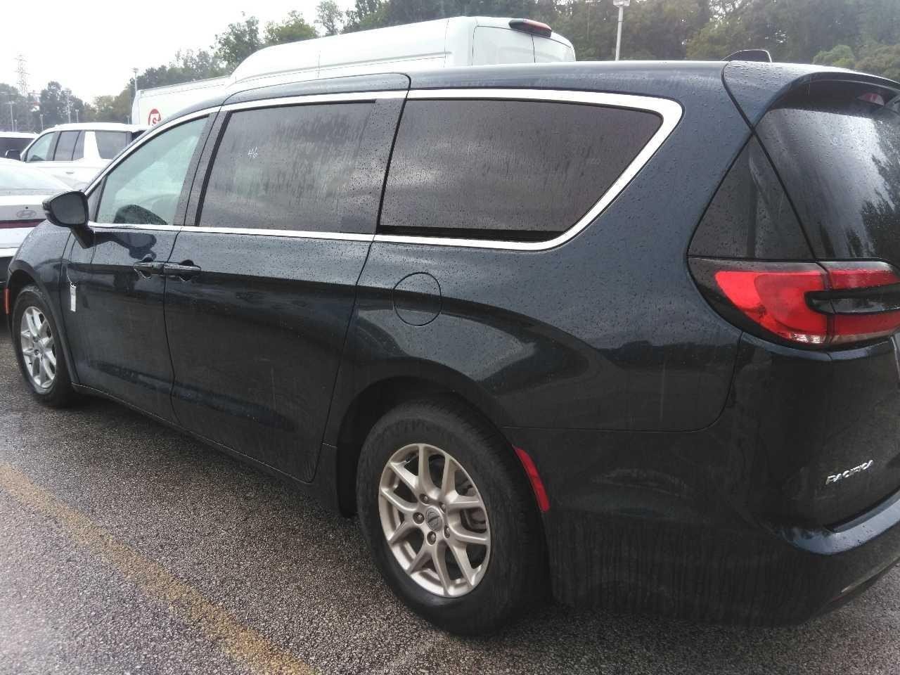 Used 2025 Chrysler Pacifica Select FWD image 2