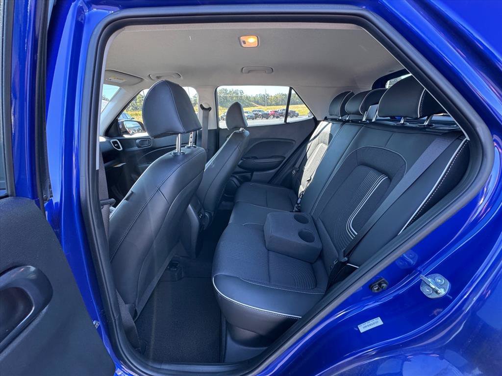 Used 2025 Hyundai Venue Limited FWD image 11