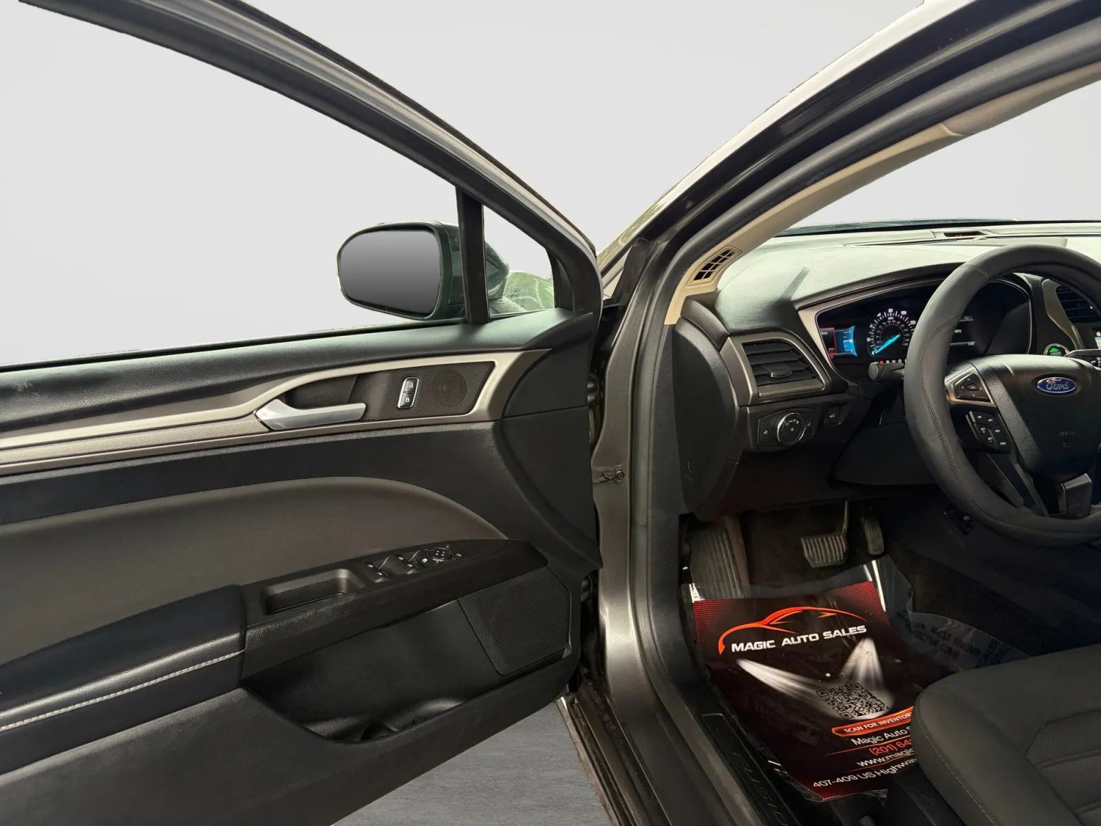 Used 2018 Ford Fusion SE w/ Fusion SE Technology Package FWD image 11