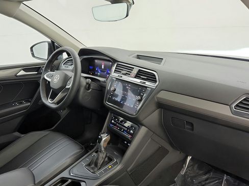 Used 2022 Volkswagen Tiguan SE w/ Panoramic Sunroof Package FWD image 31