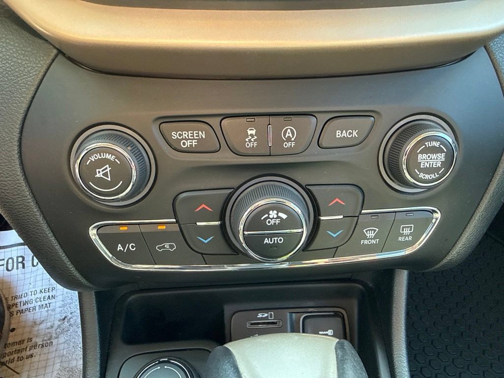 Used 2016 Jeep Cherokee Limited AWD/4WD image 32