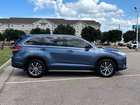 Used 2019 Toyota Highlander XLE FWD image 5