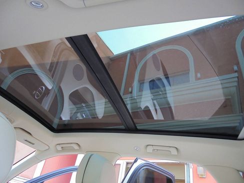 Used 2019 Bentley Bentayga AWD/4WD image 17