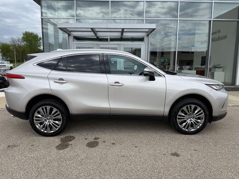 Used 2023 Toyota Venza XLE AWD/4WD image 3