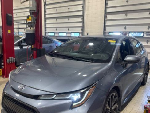 Used 2021 Toyota Corolla SE w/ SE Premium Package image 3