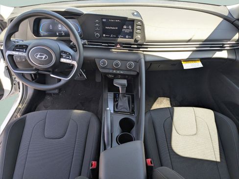 New 2025 Hyundai Elantra SE FWD image 13