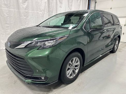 Used 2025 Toyota Sienna XLE image 3