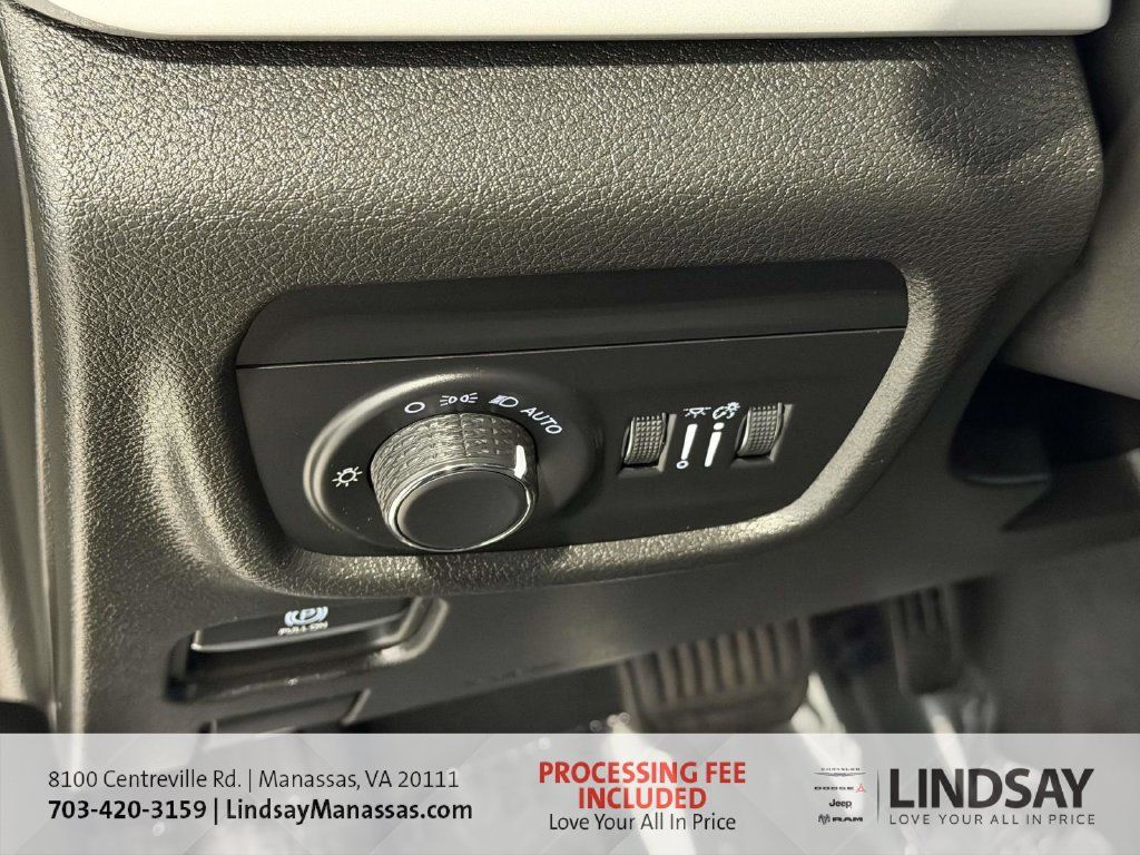 Used 2023 Jeep Grand Cherokee Laredo AWD/4WD image 32