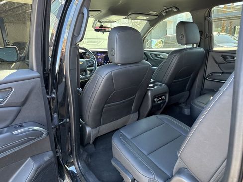 Used 2025 Chevrolet Traverse LT image 16