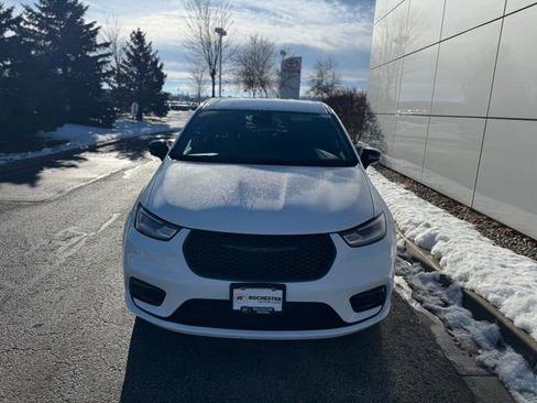 Used 2024 Chrysler Pacifica Select image 39