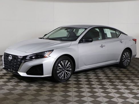 Used 2025 Nissan Altima 2.5 SV FWD image 5