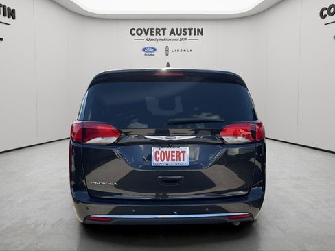 Used 2020 Chrysler Pacifica Touring-L image 4