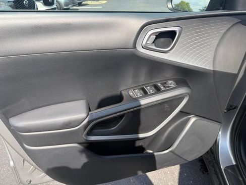 Used 2025 Kia Soul LX w/ LX Technology Package FWD image 24