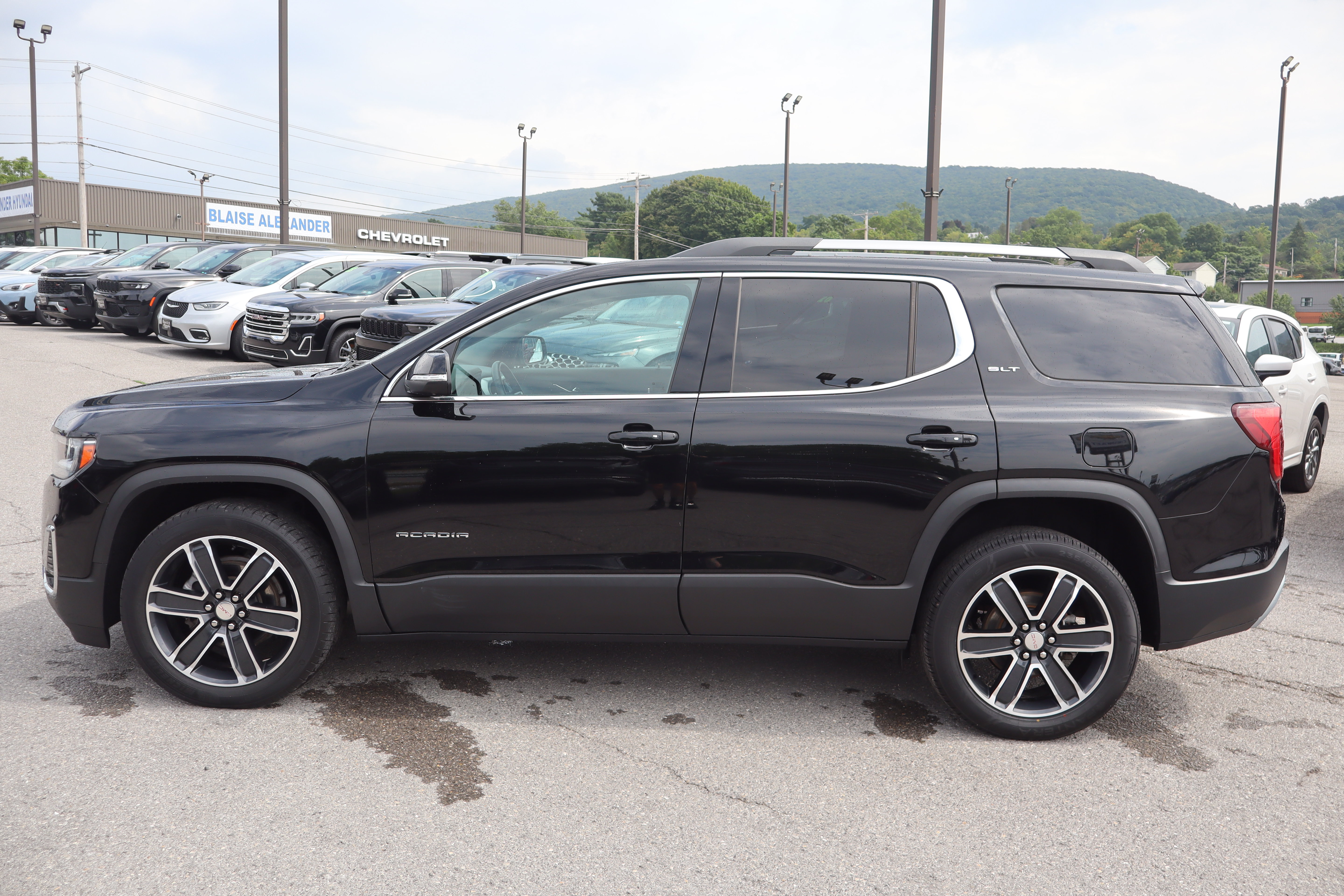 Used 2023 GMC Acadia SLT w/ Technology Package AWD/4WD image 7