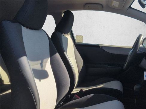 Used 2014 Toyota Yaris L image 19