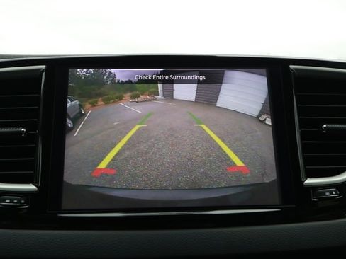 Used 2023 Chrysler Pacifica Touring-L image 17