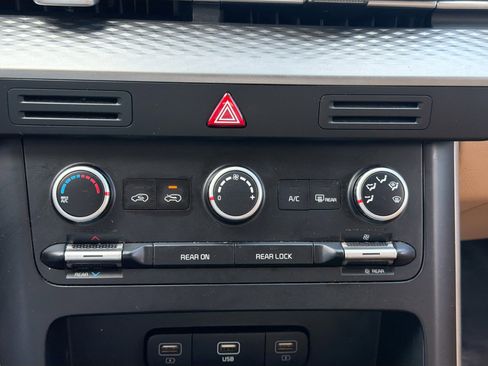 Used 2023 Kia Carnival LX image 34