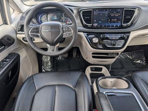 Used 2024 Chrysler Pacifica Select image 14