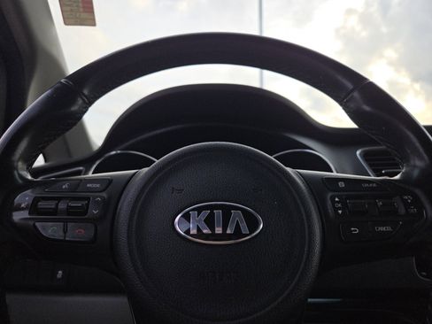 Used 2017 Kia Sedona LX w/ LX Essentials Premium Package image 29