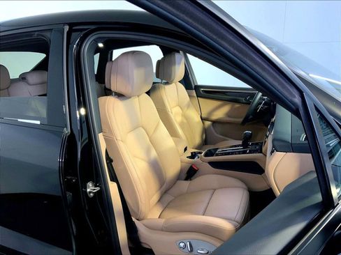 Certified 2023 Porsche Macan AWD/4WD image 18