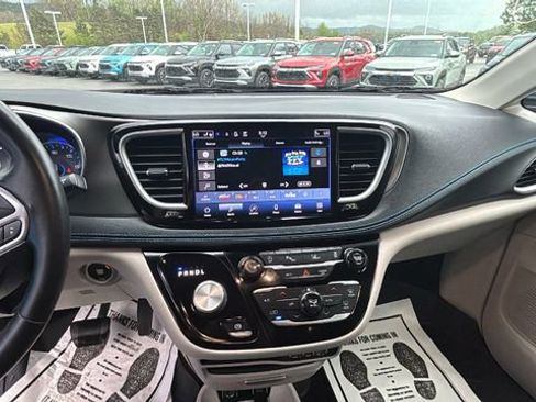 Used 2021 Chrysler Pacifica Touring-L FWD image 13