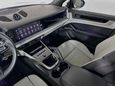 Used 2025 Porsche Cayenne image 25