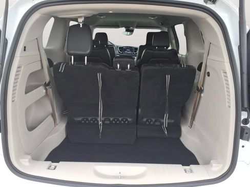 Used 2024 Chrysler Pacifica Touring-L FWD image 22