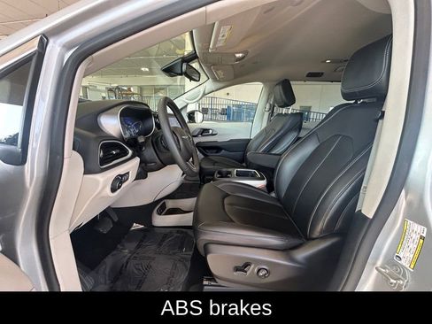 Used 2024 Chrysler Pacifica Touring-L image 11