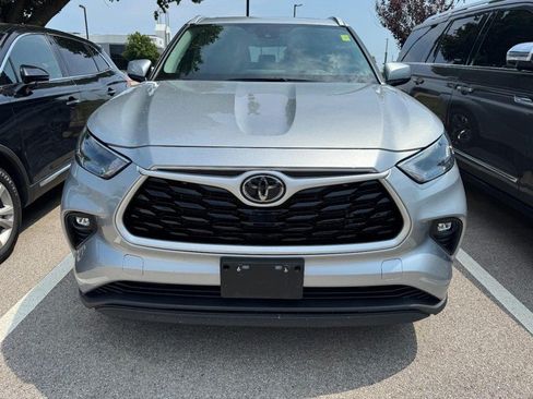 Used 2022 Toyota Highlander XLE AWD/4WD image 2