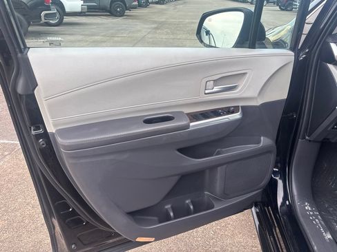 Used 2021 Toyota Sienna XLE FWD image 19