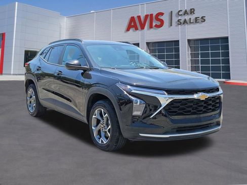Used 2025 Chevrolet Trax LT w/ LT Convenience Package FWD image 9