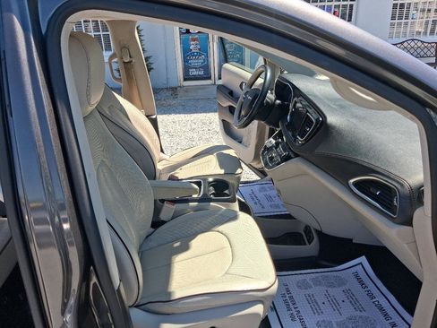 Used 2017 Chrysler Pacifica Limited w/ UConnect Theater Package FWD image 22