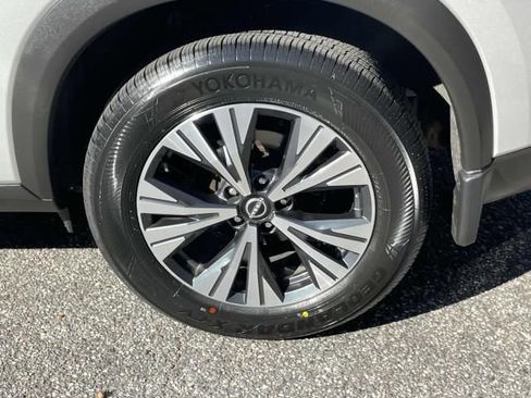 Used 2023 Nissan Rogue SV image 10