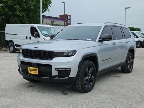 Used 2025 Jeep Grand Cherokee L Limited w/ Black Appearance Package AWD/4WD image 7