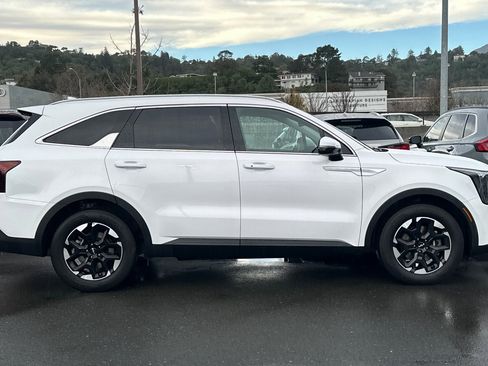 Used 2024 Kia Sorento S image 8