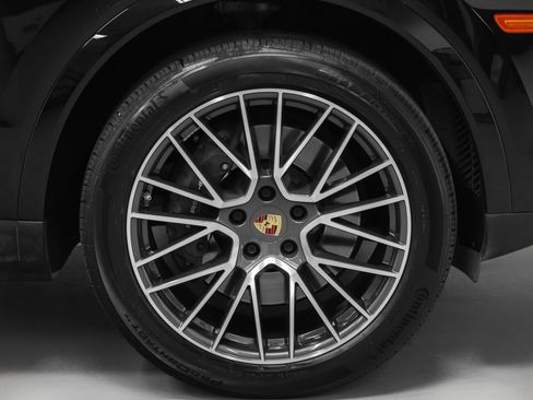 Certified 2023 Porsche Cayenne AWD/4WD image 15