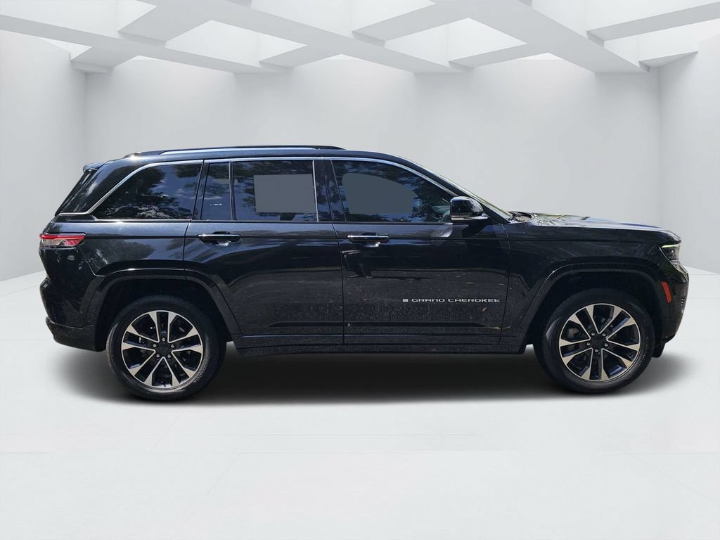 Used 2022 Jeep Grand Cherokee Overland w/ Luxury Tech Group IV AWD/4WD image 2