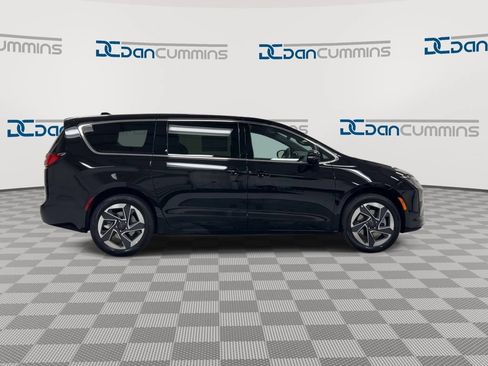New 2027 Chrysler Pacifica Limited w/ Family Tech Group AWD/4WD image 9