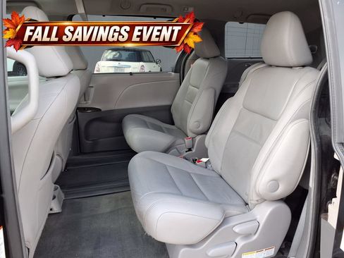 Used 2017 Toyota Sienna XLE Premium FWD image 12