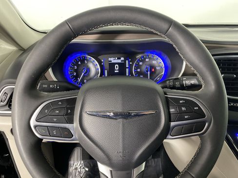 Used 2024 Chrysler Voyager LX image 20