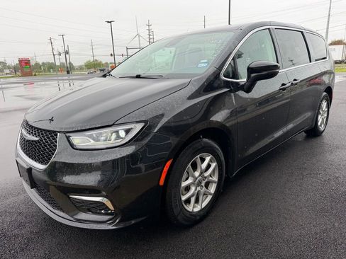 Used 2023 Chrysler Pacifica Touring-L FWD image 1